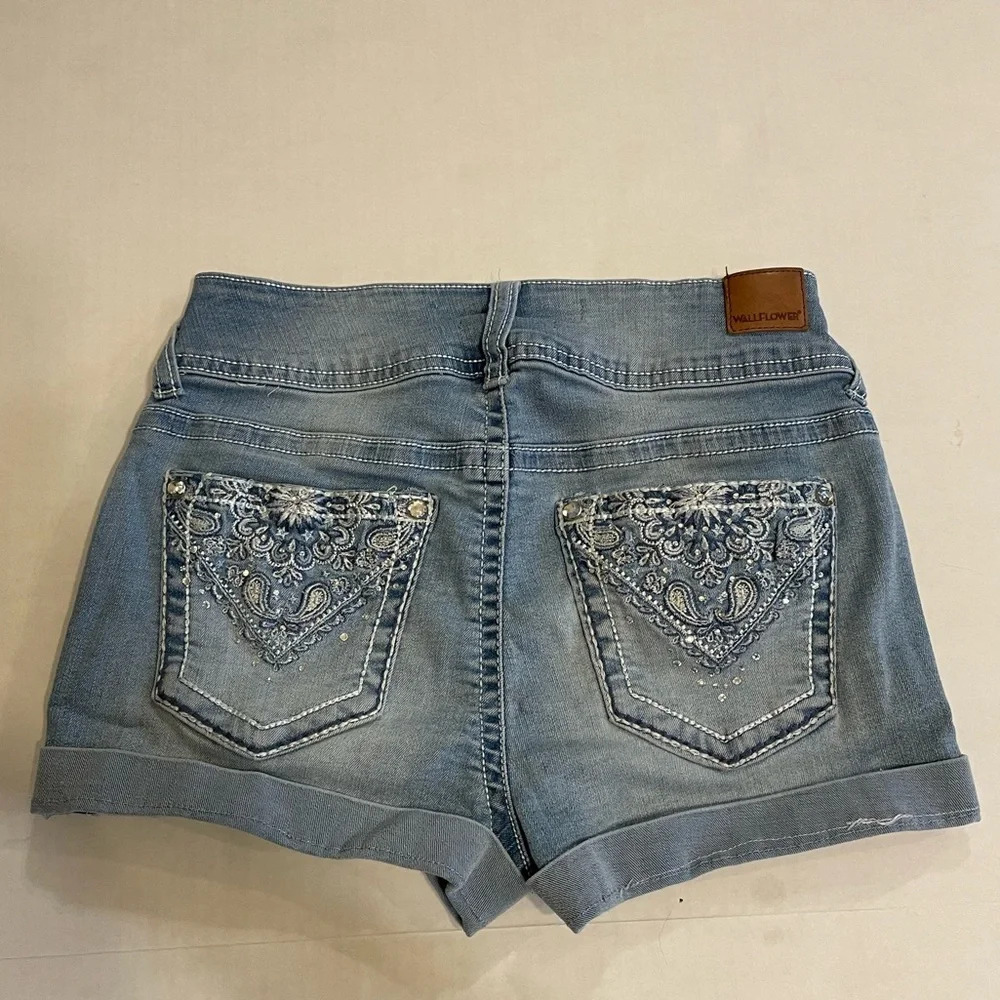 Wallflower Luscious Curvey Fit Cuffed Denim Jean Shorts Size 3 - Picture 2 of 6
